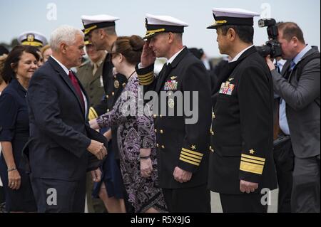 NAVAL AIR FACILITY ATSUGI, Japan (18 April 2017) - Kapitän John Bushey, Naval Air Facility Atsugi kommandierender Offizier begrüßt Vice President Mike Pence nach seiner Ankunft an die Installation. Der Anschlag markiert ersten offiziellen der Peterspfennig Besuch in Japan als Vice President. Während seiner Reise, der Vizepräsident wird das Schwergewicht auf den President's Trump Engagement für US-Allianzen und Partnerschaften in der Region Asien-Pazifik, markieren Sie wirtschaftlichen Agenda der Verwaltung und der Unterstrich Amerikas Unterstützung für unsere Truppen im In- und Ausland. Stockfoto