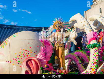 Tokio - Aug 25: Teilnehmer in der Asakusa samba Carnival in Tokyo Japan am 25. August 2018. Der Asakusa samba Carnival ist das größte seiner Art in Stockfoto