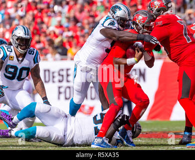 Tampa, Florida, USA. 02 Dez, 2018. Carolina Panthers defensive Ende Mario Addison (97) und Carolina Panthers defensiver Kyle Liebe (93) Sack Tampa Bay Buccaneers quarterback Jameis Winston (3) Im 1. Quartal während des Spiels zwischen den Carolina Panthers und die Tampa Bay Buccaneers bei Raymond James Stadium in Tampa, Florida. Del Mecum/CSM/Alamy leben Nachrichten Stockfoto
