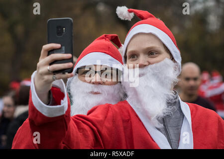 London, Großbritannien. 2. Dez 2018. Jährliche Santa Run im Victoria Park. Credit: Guy Corbishley/Alamy leben Nachrichten Stockfoto