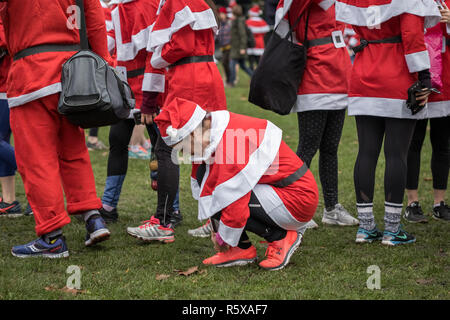 London, Großbritannien. 2. Dez 2018. Jährliche Santa Run im Victoria Park. Credit: Guy Corbishley/Alamy leben Nachrichten Stockfoto