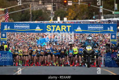 Folsom, CA, USA. 2. Dez, 2018. Läufer starten Sie den Internationalen Kalifornien-marathon am Sonntag, 2. Dezember 2018 in Folsom. Credit: Paul Kitagaki jr./ZUMA Draht/Alamy leben Nachrichten Stockfoto