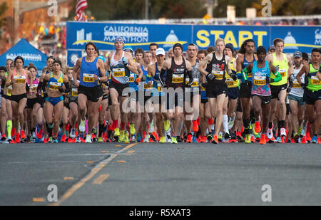 Folsom, CA, USA. 2. Dez, 2018. Läufer starten Sie den Internationalen Kalifornien-marathon am Sonntag, 2. Dezember 2018 in Folsom. Credit: Paul Kitagaki jr./ZUMA Draht/Alamy leben Nachrichten Stockfoto