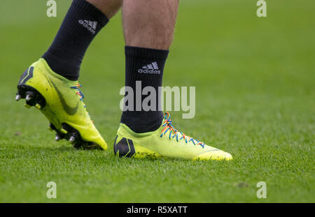 London, Großbritannien. 2. Dez, 2018. London, Großbritannien. 2. Dez 2018. Der Nike Mercurial Fußballschuhe von Joe Bryan von Fulham mit Regenbogen Schnürsenkel zur Unterstützung der Stonewall Kampagne unterstützt alle Lesben und Schwule im Fußball beim Premier League Spiel zwischen Chelsea und Fulham an der Stamford Bridge, London, England am 2. Dezember 2018. Foto von Andy Rowland. (Foto darf nur für Zeitung und/oder Zeitschrift redaktionelle Zwecke. www.football-dataco.com) Credit: Andrew Rowland/Alamy leben Nachrichten Stockfoto