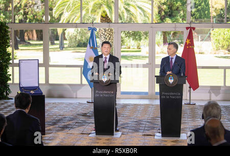 Buenos Aires, Argentinien. 2. Dez, 2018. Der chinesische Präsident Xi Jinping (L) erhält der Argentinien höchste Auszeichnung, die Reihenfolge der Befreier General San Martin, von Präsident Mauricio Macri in Buenos Aires, Argentinien, Dez. 2, 2018. Credit: Li Tao/Xinhua/Alamy leben Nachrichten Stockfoto