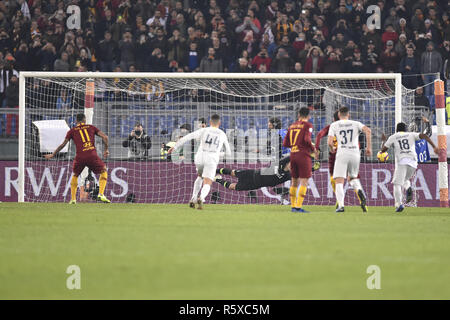 Rom, Italien. 02 Dez, 2018. Aleksandar Kolarov der AS Roma scores zweites Ziel während der Serie ein Match zwischen Roma und Inter Mailand im Stadio Olimpico, Rom, Italien Am 2. Dezember 2018. Foto von Giuseppe Maffia. Credit: UK Sport Pics Ltd/Alamy leben Nachrichten Stockfoto