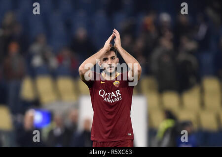 Rom, Italien. 02 Dez, 2018. Konstantinos Manolas der AS Roma begrüßt seine Anhänger während der Serie ein Match zwischen Roma und Inter Mailand im Stadio Olimpico, Rom, Italien Am 2. Dezember 2018. Foto von Giuseppe Maffia. Credit: UK Sport Pics Ltd/Alamy leben Nachrichten Stockfoto