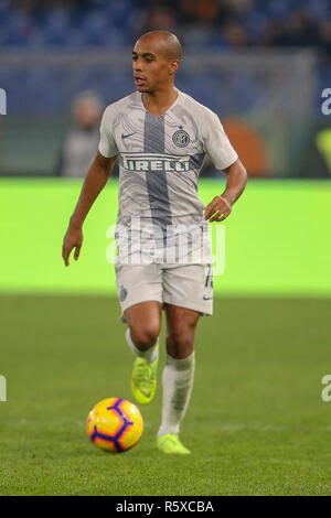 Stadio Olimpico, Rom, Italien. 2. Dez, 2018. Serie A Fussball, Roma gegen Inter Mailand; Joao Mario von Inter Mailand steuert die Kugel Credit: Aktion plus Sport/Alamy leben Nachrichten Stockfoto