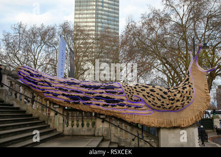 London, Großbritannien. 2. Dez, 2018. Riese und beleuchtete Leopard slug Skulpturen des Künstlers Monster Chetwynd auf der Fassade von der Tate Britain zu sehen. Die Tate Britain Winter Kommission nach Künstler Monster Chetwynd verwandelt Wahrzeichen von Tate Britain Fassade mit einer unorthodoxen Weihnachtsbeleuchtung Anzeige: zwei riesige und beleuchtete Leopard slug Skulpturen LED slug Wanderwege über die Fassade des Gebäudes. Credit: Dinendra Haria/SOPA Images/ZUMA Draht/Alamy leben Nachrichten Stockfoto