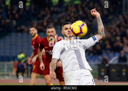 Rom, Italien. 2. Dez, 2018. Inter Mauro Icardi in Aktion während der Serie ein Fußballspiel zwischen Roma und Inter im Olympiastadion. Credit: UPDATE BILDER/Alamy leben Nachrichten Stockfoto