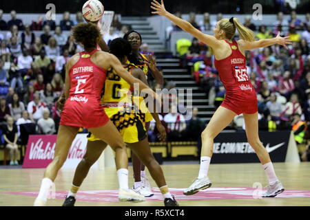 LONDON, GROSSBRITANNIEN. 2. Dez, 2018. Die Vitalität Netball internationale Reihe Match zwischen England und Uganda am Kupfer Box Arena am 2. Dezember 2018 in London, England, UK Credit: Grant Burton/Alamy leben Nachrichten Stockfoto