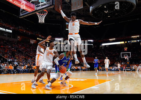 Dezember 2, 2018: Admiral Schofield #5 der Tennessee Freiwilliger gegen Kareem Süden #11 der Texas A&M-CC Inselbewohner während der NCAA Basketball Spiel zwischen der Universität von Tennessee Volunteers und der Texas A&M-CC Inselbewohner bei Thompson Boling Arena in Knoxville TN Tim Gangloff/CSM verteidigt Stockfoto