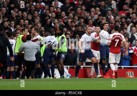 London, Großbritannien. 02 Dez, 2018. Arsenal und Spurs Spieler erhalten in einem beheizten Streitgespräch im Arsenal v Tottenham Hotspur Premier League match Im Emirates Stadium, London, am 2. Dezember 2018. Credit: Paul Marriott/Alamy leben Nachrichten Stockfoto