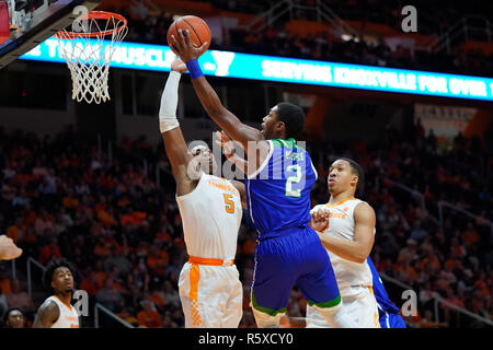 Dezember 2, 2018: Myles Smith #2 von der Texas A&M-CC Inselbewohner versucht, den Ball über Admiral Schofield #5 der Tennessee Freiwilliger während der NCAA Basketball Spiel zwischen der Universität von Tennessee Volunteers und der Texas A&M-CC Inselbewohner bei Thompson Boling Arena in Knoxville TN Tim Gangloff/CSM zu schießen Stockfoto