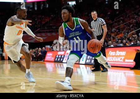 Dezember 2, 2018: Kareem Süden #11 der Texas A&M-CC Inselbewohner Drives zum Korb gegen Jordan Knochen #0 der Tennessee Freiwilliger während der NCAA Basketball Spiel zwischen der Universität von Tennessee Volunteers und der Texas A&M-CC Inselbewohner bei Thompson Boling Arena in Knoxville TN Tim Gangloff/CSM Stockfoto