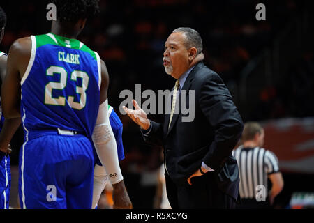 Dezember 2, 2018: Head Coach Willis Wilson von der Texas A&M-CC Inselbewohner während der NCAA Basketball Spiel zwischen der Universität von Tennessee Volunteers und der Texas A&M-CC Inselbewohner bei Thompson Boling Arena in Knoxville TN Tim Gangloff/CSM Stockfoto