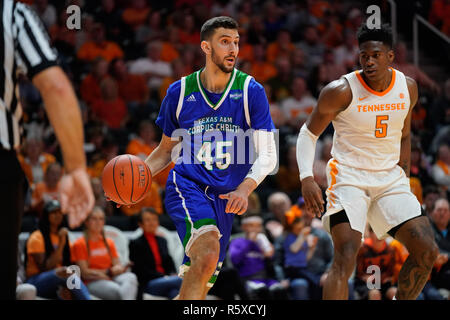 Dezember 2, 2018: Jake Babic #45 der Texas A&M-CC Inselbewohner Drives zum Korb gegen die Verteidigung von Admiral Schofield #5 der Tennessee Freiwilliger während der NCAA Basketball Spiel zwischen der Universität von Tennessee Volunteers und der Texas A&M-CC Inselbewohner bei Thompson Boling Arena in Knoxville TN Tim Gangloff/CSM Stockfoto