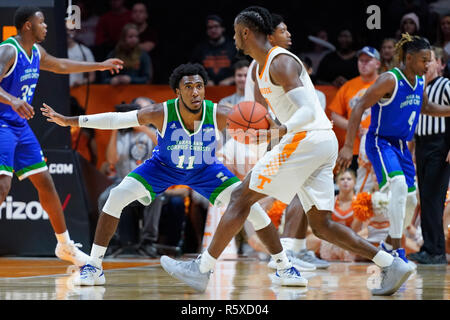 Dezember 2, 2018: Kareem Süden #11 der Texas A&M-CC Inselbewohnern verteidigt gegen Jordan Knochen #0 der Tennessee Freiwilliger während der NCAA Basketball Spiel zwischen der Universität von Tennessee Volunteers und der Texas A&M-CC Inselbewohner bei Thompson Boling Arena in Knoxville TN Tim Gangloff/CSM Stockfoto