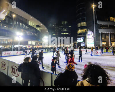 Foto LaPresse - Matteo Ecke 02/12/2018 Milano, Italia Cronaca Milano, ecco La Pista di pattinaggio sul ghiaccio in Gae AulentiNella Foto: La Pista di pattinaggio su ghiaccio in Piazza Gae Aulenti Stockfoto