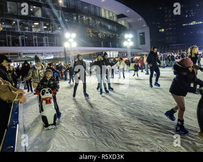 Foto LaPresse - Matteo Ecke 02/12/2018 Milano, Italia Cronaca Milano, ecco La Pista di pattinaggio sul ghiaccio in Gae AulentiNella Foto: La Pista di pattinaggio su ghiaccio in Piazza Gae Aulenti Stockfoto