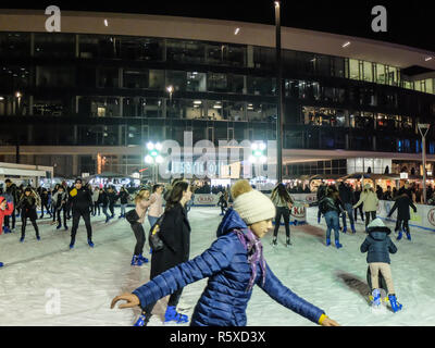 Foto LaPresse - Matteo Ecke 02/12/2018 Milano, Italia Cronaca Milano, ecco La Pista di pattinaggio sul ghiaccio in Gae AulentiNella Foto: La Pista di pattinaggio su ghiaccio in Piazza Gae Aulenti Stockfoto