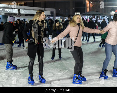 Foto LaPresse - Matteo Ecke 02/12/2018 Milano, Italia Cronaca Milano, ecco La Pista di pattinaggio sul ghiaccio in Gae AulentiNella Foto: La Pista di pattinaggio su ghiaccio in Piazza Gae Aulenti Stockfoto