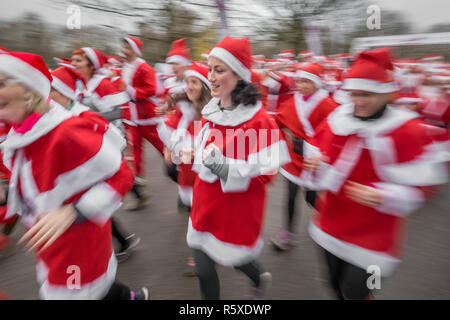 London, Großbritannien. 2. Dez 2018. Jährliche Santa Run im Victoria Park. Credit: Guy Corbishley/Alamy leben Nachrichten Stockfoto