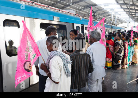 Secunderabad, Indien. 02 Dez, 2018. Anhänger der Telangana Rashtra Samithi (TRS) an Bord eines U-Bahn auf dem Weg zu einer Kundgebung von TRS Präsident K. Chandrashekar Rao in Secunderabad, Telangana, Indien zu besuchen, für die bevorstehenden Telangana Wahlen zur Gesetzgebenden Versammlung am 07. Dezember 2018 abgehalten werden. Credit: Sanjay Borra/Alamy leben Nachrichten Stockfoto