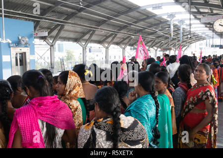 Secunderabad, Indien. 02 Dez, 2018. Anhänger der Telangana Rashtra Samithi (TRS) an Bord eines U-Bahn auf dem Weg zu einer Kundgebung von TRS Präsident K. Chandrashekar Rao in Secunderabad, Telangana, Indien zu besuchen, für die bevorstehenden Telangana Wahlen zur Gesetzgebenden Versammlung am 07. Dezember 2018 abgehalten werden. Credit: Sanjay Borra/Alamy leben Nachrichten Stockfoto