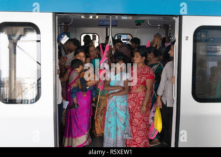 Secunderabad, Indien. 02 Dez, 2018. Anhänger der Telangana Rashtra Samithi (TRS) an Bord eines U-Bahn auf dem Weg zu einer Kundgebung von TRS Präsident K. Chandrashekar Rao in Secunderabad, Telangana, Indien zu besuchen, für die bevorstehenden Telangana Wahlen zur Gesetzgebenden Versammlung am 07. Dezember 2018 abgehalten werden. Credit: Sanjay Borra/Alamy leben Nachrichten Stockfoto