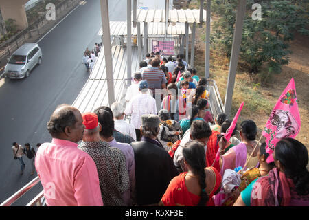 Secunderabad, Indien. 02 Dez, 2018. Anhänger der Telangana Rashtra Samithi (TRS) eine U-Bahn verlassen, fahren Sie fort, eine Rallye durch die TRS-Präsident K. Chandrashekar Rao in Secunderabad, Telangana, Indien angesprochen, für die bevorstehenden Telangana Wahlen zur Gesetzgebenden Versammlung am 07 Dezember, 2018 teilnehmen. Credit: Sanjay Borra/Alamy leben Nachrichten Stockfoto