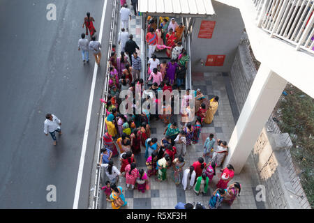 Secunderabad, Indien. 02 Dez, 2018. Anhänger der Telangana Rashtra Samithi (TRS) eine U-Bahn verlassen, fahren Sie fort, eine Rallye durch die TRS-Präsident K. Chandrashekar Rao in Secunderabad, Telangana, Indien angesprochen, für die bevorstehenden Telangana Wahlen zur Gesetzgebenden Versammlung am 07 Dezember, 2018 teilnehmen. Credit: Sanjay Borra/Alamy leben Nachrichten Stockfoto