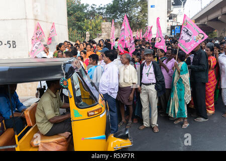 Secunderabad, Indien. 02 Dez, 2018. Anhänger der Telangana Rashtra Samithi (TRS) warten an der Ampel kreuzung, während sie in Richtung Parade Gründen gehen Sie eine Rallye durch die TRS-Präsident K. Chandrashekar Rao in Secunderabad, Telangana, Indien angesprochen, für die bevorstehenden Telangana Wahlen zur Gesetzgebenden Versammlung am 07 Dezember, 2018 teilnehmen. Credit: Sanjay Borra/Alamy leben Nachrichten Stockfoto