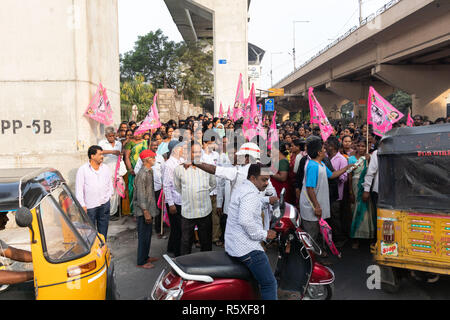 Secunderabad, Indien. 02 Dez, 2018. Ein verkehrspolizist spricht mit Anhängern der Telangana Rashtra Samithi (TRS) an der Ampel kreuzung warten, während sie in Richtung Parade Gründen gehen Sie eine Rallye durch die TRS-Präsident K. Chandrashekar Rao in Secunderabad, Telangana, Indien angesprochen, für die bevorstehenden Telangana Wahlen zur Gesetzgebenden Versammlung am 07 Dezember, 2018 teilnehmen. Credit: Sanjay Borra/Alamy leben Nachrichten Stockfoto