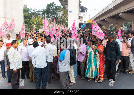 Secunderabad, Indien. 02 Dez, 2018. Ein verkehrspolizist spricht mit Anhängern der Telangana Rashtra Samithi (TRS) an der Ampel kreuzung warten, während sie in Richtung Parade Gründen gehen Sie eine Rallye durch die TRS-Präsident K. Chandrashekar Rao in Secunderabad, Telangana, Indien angesprochen, für die bevorstehenden Telangana Wahlen zur Gesetzgebenden Versammlung am 07 Dezember, 2018 teilnehmen. Credit: Sanjay Borra/Alamy leben Nachrichten Stockfoto