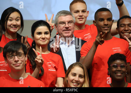 Sonntag. 2. Dez, 2018. 2. Dezember 2018, Tokio, Japan - Internationale Olympische Komitee (IOC) Präsident Thomas Bach wirft mit 42 Teilnehmern aus 40 Ländern der "Jungen ändern Teekocher Gipfeltreffen' für Foto bei Panasonic's Studio in Tokio am Sonntag, 2. Dezember 2018. Die japanische Elektronikriese Panasonic begann das IOC "Junge Programm ändern Entscheidungsträger "die jungen Sport Führer in Aktivitäten wie Sustainablity, Gesundheit und Aktivität Leben zu unterstützen. Credit: Yoshio Tsunoda/LBA/Alamy leben Nachrichten Stockfoto