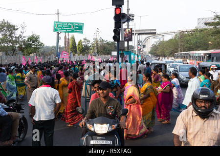 Secunderabad, Indien. 02 Dez, 2018. Anhänger der Telangana Rashtra Samithi (TRS) einer befahrenen Straße an einer Ampel in der Nähe von Parade Gründen Kreuz eine Rallye durch die TRS-Präsident K. Chandrashekar Rao in Secunderabad, Telangana, Indien angesprochen, für die bevorstehenden Telangana Wahlen zur Gesetzgebenden Versammlung am 07 Dezember, 2018 teilnehmen. Credit: Sanjay Borra/Alamy leben Nachrichten Stockfoto