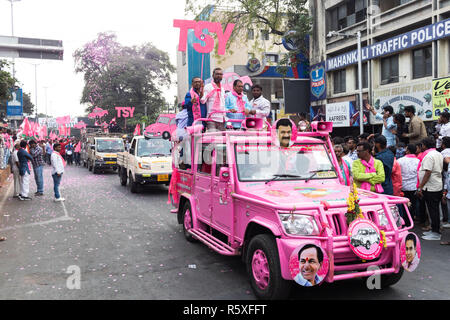 Secunderabad, Indien. 02 Dez, 2018. Anhänger der Telangana Rashtra Samithi (TRS) leader Talasani Srinivas Yadav (Sanathnagar TRS Kandidaten) in Richtung Parade Gründen gehen Sie eine Rallye durch die TRS-Präsident K. Chandrashekar Rao in Secunderabad, Telangana, Indien angesprochen, für die bevorstehenden Telangana Wahlen zur Gesetzgebenden Versammlung am 07 Dezember, 2018 teilnehmen. Credit: Sanjay Borra/Alamy leben Nachrichten Stockfoto