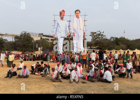 Secunderabad, Indien. 02 Dez, 2018. Anhänger der Telangana Rashtra Samithi (TRS) sitzen vor einem riesigen Ausschneiden der TRS Präsident K. Chandrashekar Rao während einer öffentlichen Sitzung an der Parade in Secunderabad, Telangana, Indien, für die bevorstehenden Telangana Wahlen zur Gesetzgebenden Versammlung am 07. Dezember 2018 abgehalten werden. Credit: Sanjay Borra/Alamy leben Nachrichten Stockfoto