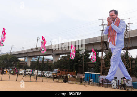 Secunderabad, Indien. 02 Dez, 2018. Ein Riese von TRS Präsident K. Chandrashekar Rao steht bei Parade Gründen während einer öffentlichen Versammlung in Secunderabad, Telangana, Indien, für die bevorstehenden Telangana Wahlen zur Gesetzgebenden Versammlung am 07. Dezember 2018 abgehalten werden. Credit: Sanjay Borra/Alamy leben Nachrichten Stockfoto