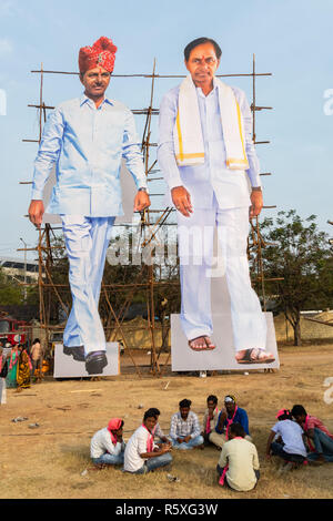 Secunderabad, Indien. 02 Dez, 2018. Anhänger der Telangana Rashtra Samithi (TRS) sitzen vor einem riesigen Ausschneiden der TRS Präsident K. Chandrashekar Rao während einer öffentlichen Sitzung an der Parade in Secunderabad, Telangana, Indien, für die bevorstehenden Telangana Wahlen zur Gesetzgebenden Versammlung am 07. Dezember 2018 abgehalten werden. Credit: Sanjay Borra/Alamy leben Nachrichten Stockfoto