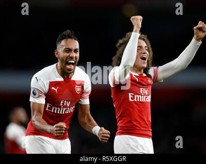 London, Großbritannien. 2. Dez, 2018. Von Arsenal Pierre-Emerick Aubameyang (L) und Matteo Guendouzi feiern Sieg nach der Englischen Premier League Spiel zwischen Arsenal und Tottenham Hotspur im Emirates Stadium in London, Großbritannien am Dez. 2, 2018. Arsenal gewann 4-2. Quelle: Matthew Impey/Xinhua/Alamy leben Nachrichten Stockfoto
