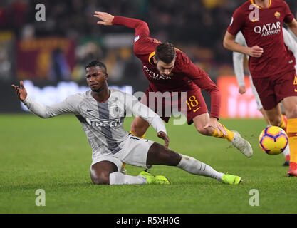 Rom, Italien. 2. Dez, 2018. Inter Mailand ist Keita Klingenwechsel (L) Mias mit Roma's Davide Santon in der Serie A Fußball Spiel zwischen Inter Mailand und Rom in Rom, Italien, 2. Dezember, 2018. Das Match endete mit einem Unentschieden 2-2. Credit: Alberto Lingria/Xinhua/Alamy leben Nachrichten Stockfoto