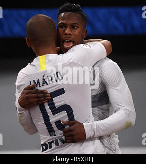 Rom, Italien. 2. Dez, 2018. Inter Mailand ist Keita Klingenwechsel (R) feiert sein Ziel in der Serie A Fußball Spiel zwischen Inter Mailand und Rom in Rom, Italien, 2. Dezember, 2018. Das Match endete mit einem Unentschieden 2-2. Credit: Alberto Lingria/Xinhua/Alamy leben Nachrichten Stockfoto