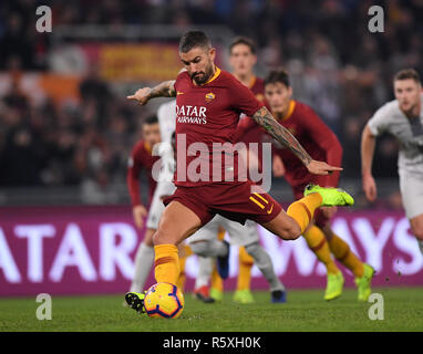 Rom, Italien. 2. Dez, 2018. Roma's Aleksandar Kolarov Kerben sein Ziel in der Serie A Fußball Spiel zwischen Inter Mailand und Rom in Rom, Italien, 2. Dezember, 2018. Das Match endete mit einem Unentschieden 2-2. Credit: Alberto Lingria/Xinhua/Alamy leben Nachrichten Stockfoto