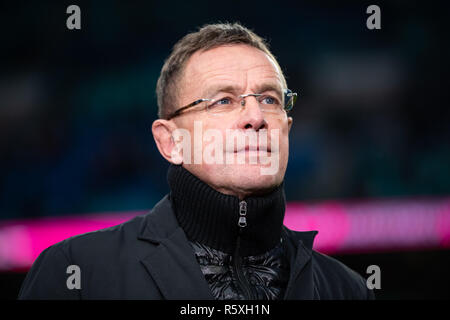 Leipzig, Deutschland. 2. Dez, 2018. Der Leipziger Trainer Ralf Rangnick reagiert vor einem deutschen Bundesligaspiel zwischen RB Leipzig und Borussia Mönchengladbach, in Leipzig, Deutschland, am 2. Dezember, 2018. Leipzig gewann 2-0. Credit: Kevin Voigt/Xinhua/Alamy leben Nachrichten Stockfoto