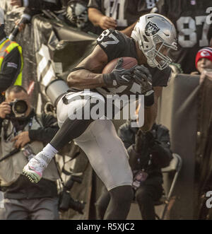 Oakland, Kalifornien, USA. 2. Dez, 2018. Oakland Raiders festes Ende Jared Cook (87) Fänge touchdown Pass am Sonntag, 2. Dezember 2018, an Oakland-Alameda County Coliseum in Oakland, Kalifornien. Die Leiter besiegt die Räuber 40-33. Credit: Al Golub/ZUMA Draht/Alamy leben Nachrichten Stockfoto