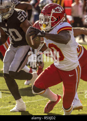 Oakland, Kalifornien, USA. 2. Dez, 2018. Kansas City Chiefs wide receiver Tireek Hill (10) am Sonntag, 2. Dezember 2018, an Oakland-Alameda County Coliseum in Oakland, Kalifornien. Die Leiter besiegt die Räuber 40-33. Credit: Al Golub/ZUMA Draht/Alamy leben Nachrichten Stockfoto