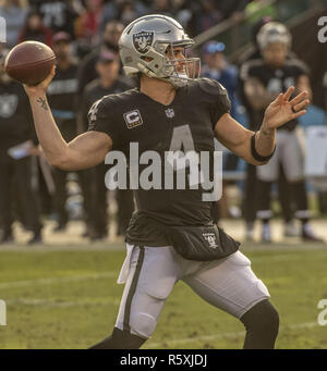 Oakland, Kalifornien, USA. 2. Dez, 2018. Oakland Raiders Quarterback Derek Carr (4) übergibt Ball downfield am Sonntag, 2. Dezember 2018, an Oakland-Alameda County Coliseum in Oakland, Kalifornien. Die Leiter besiegt die Räuber 40-33. Credit: Al Golub/ZUMA Draht/Alamy leben Nachrichten Stockfoto