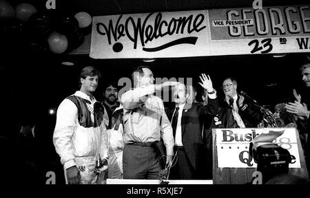 Chicago, Illinois. 10-28-1988 Vizepräsidenten George H.W. Bush Kampagne Rallye im 23. Bezirk von Chicago. Mit ihm sind seine Frau Barbara und Illinois Gouverneur James Thompson. Credit: Mark Reinstein/MediaPunch Stockfoto